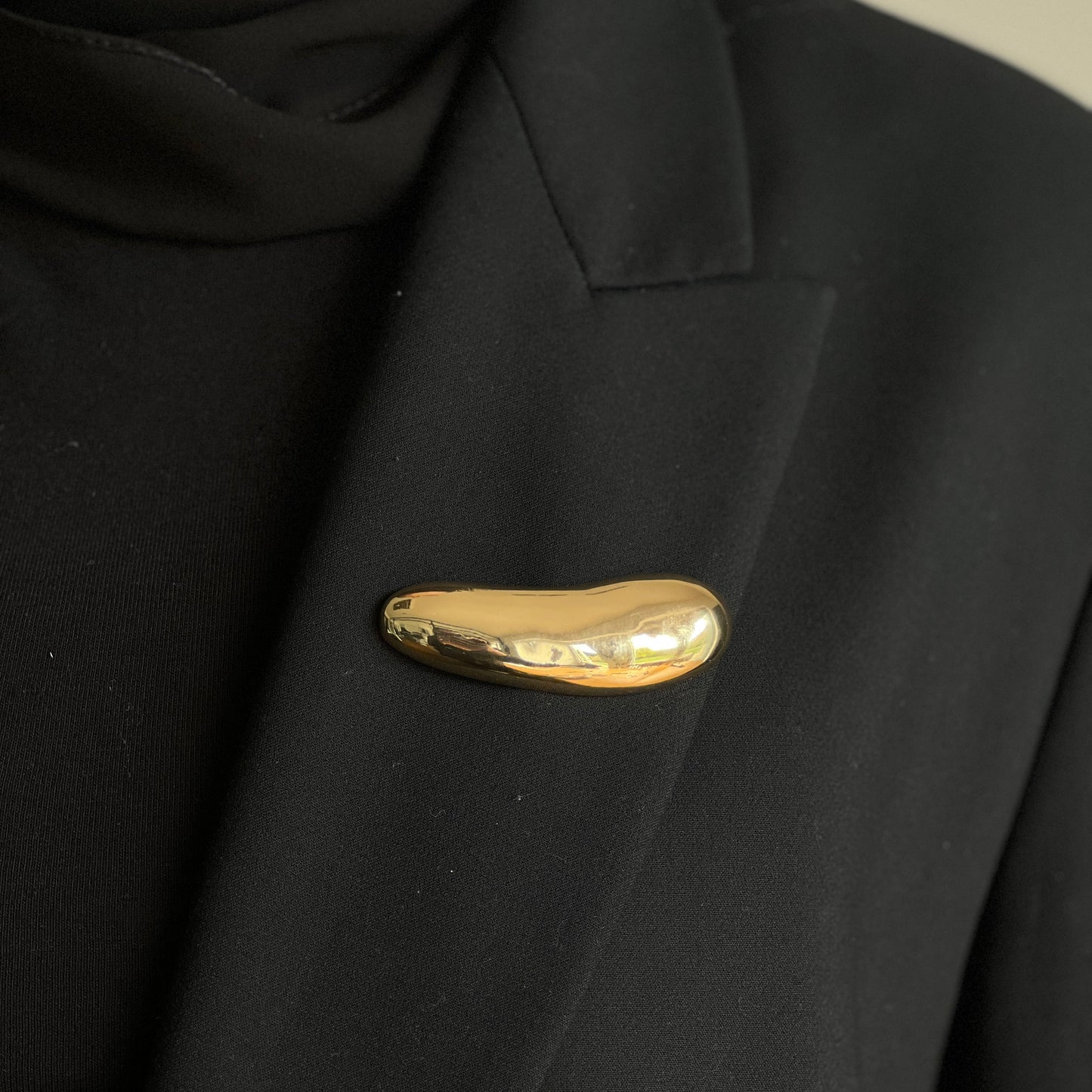 Lune brooch gold